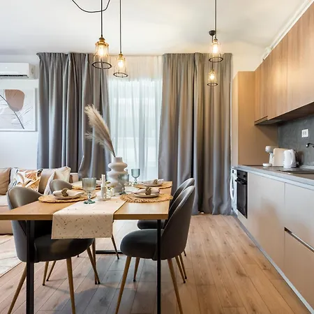 Uphome Aparthotel 4*