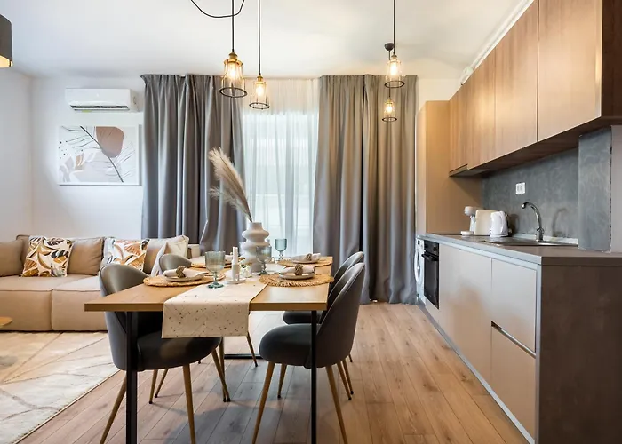 Uphome Aparthotel 4*