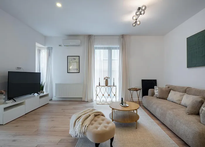 Uphome Aparthotel 4*